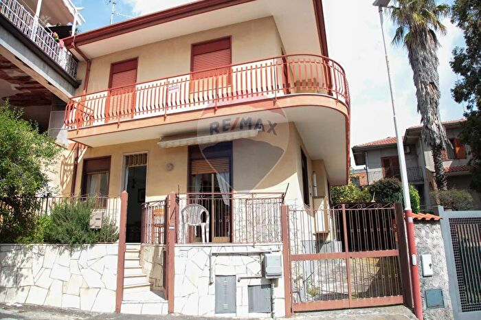 Casa quadrilocale in vendita in Via SantAndrea, Trecastagni