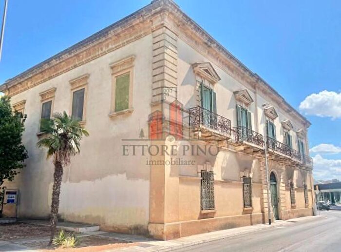 Casa con 6 locali in vendita in Casarano