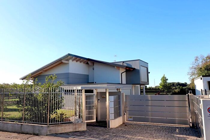 Casa quadrilocale in vendita in Samarate