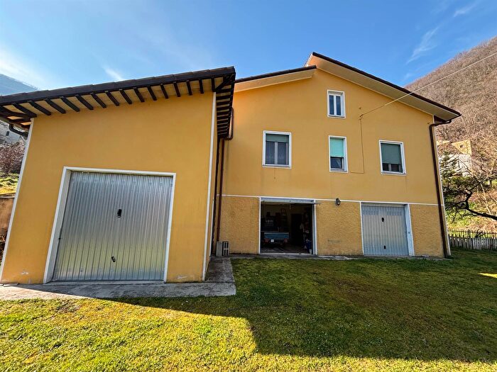 Casa quadrilocale in vendita in Fiuminata