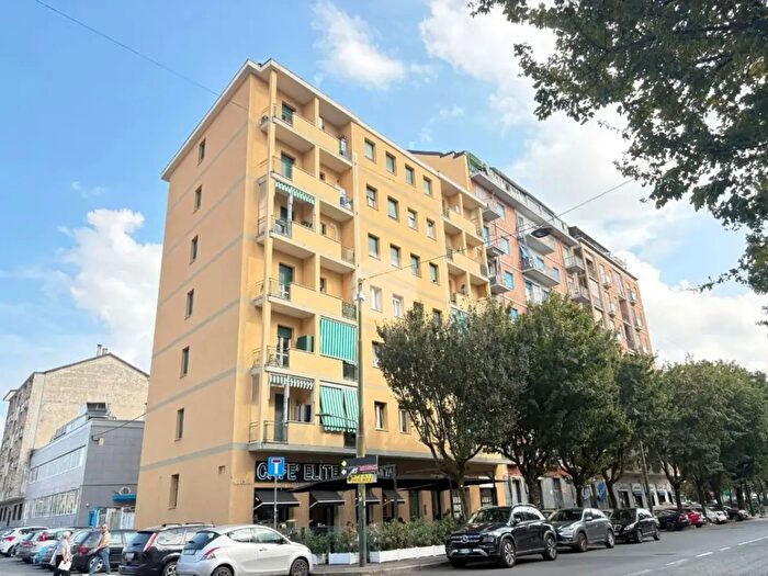 Appartamento trilocale in vendita in Via Borgaro, Torino