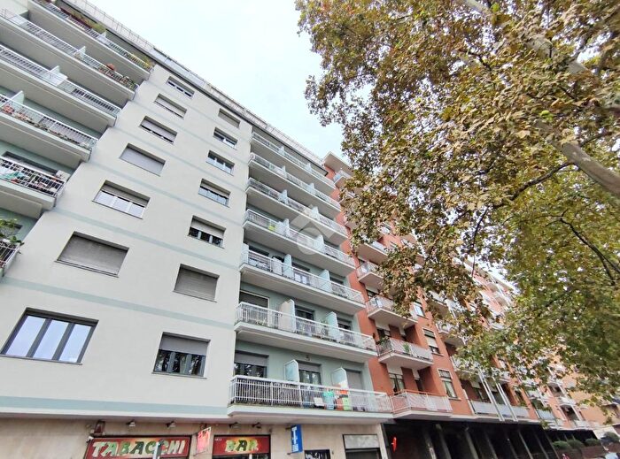 Appartamento trilocale in vendita in Corso Grosseto, Torino