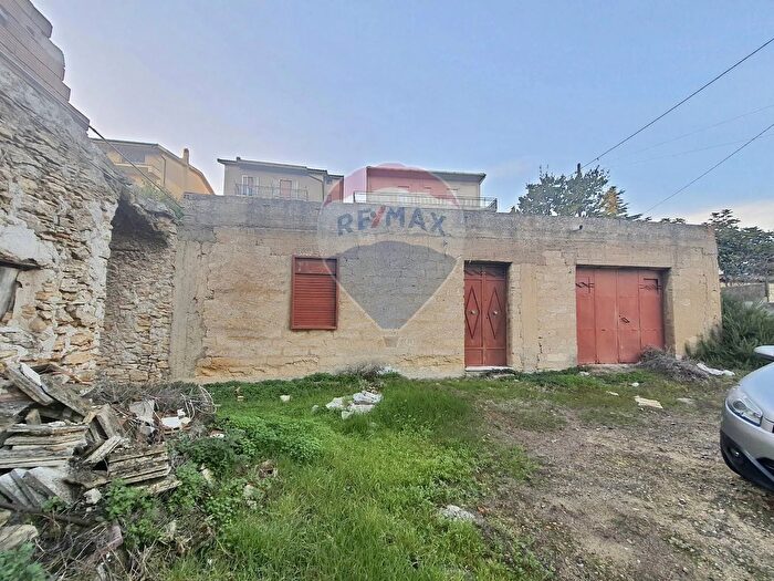 Casa con 6 locali in vendita in Via Croce del Vicario, Caltagirone