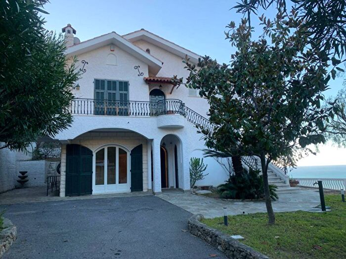 Appartamento trilocale in affitto in Due Strade, Bordighera