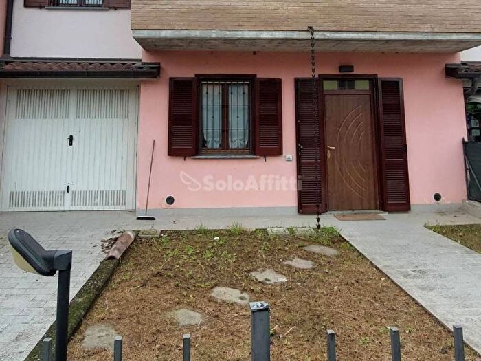 Casa quadrilocale in affitto in Via delle Robinie, Chignolo Po