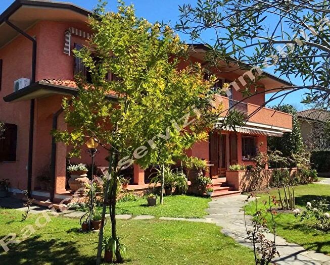Casa con 6 locali in affitto in Via Ammiraglio Morin a, Forte Dei Marmi