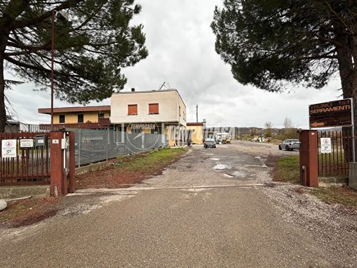 Casa con 8 locali in vendita in Via dei Pini, Fabro