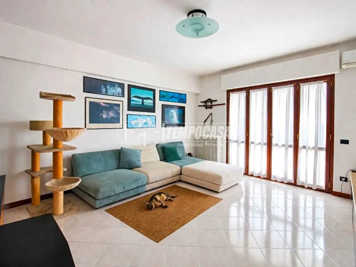 Appartamento trilocale in vendita in Via Giuseppe Avezzana, Milano