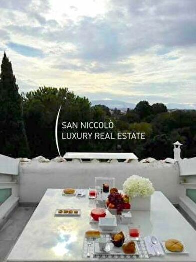 Appartamento trilocale in vendita in Piazza della Santissima Annunziata, Firenze