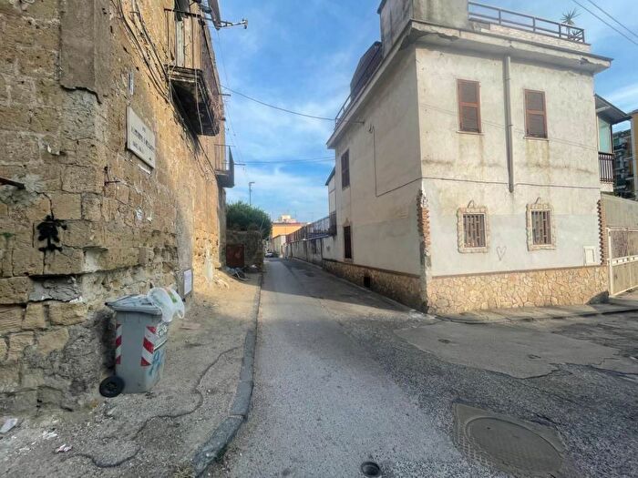 Appartamento monolocale in affitto in Via Diomede Carafa, Bagnoli, Napoli