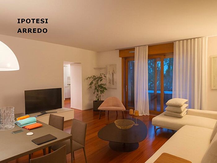 Appartamento con 6 locali in vendita in Viale Gio Batta Bassi, Udine