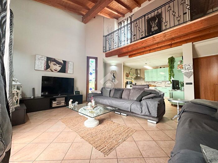 Casa quadrilocale in vendita in Via Don Sottura, Pompiano