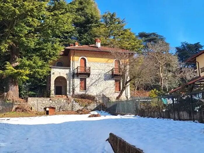 Casa con 6 locali in vendita in Via Adamello, Esino Lario