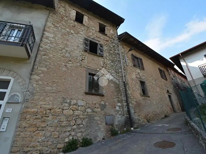 Casa quadrilocale in vendita in Via Acqua, Palazzago