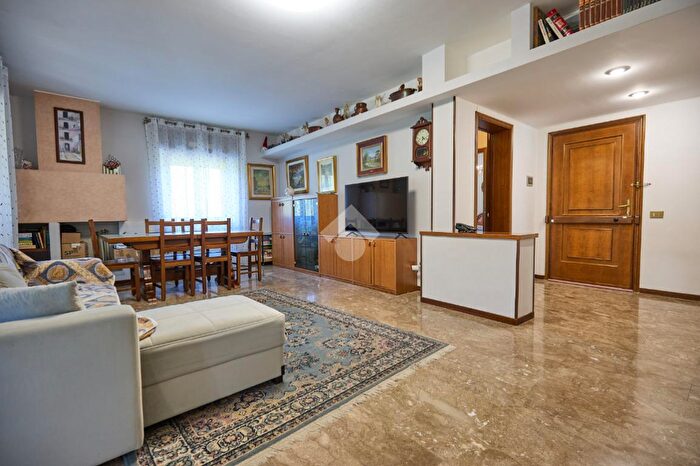 Appartamento quadrilocale in vendita in Via Nesa, Ranica