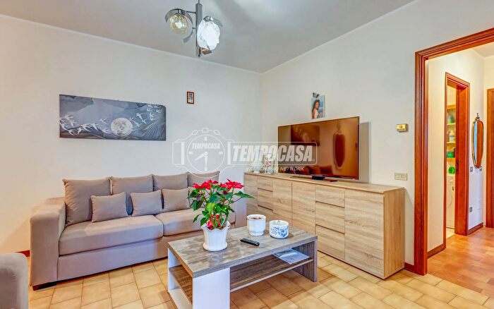 Appartamento trilocale in vendita in Via Adda, Angera