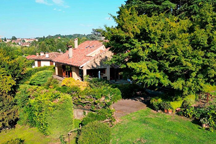 Casa con 5 locali in vendita in Via Cavour, Azzate