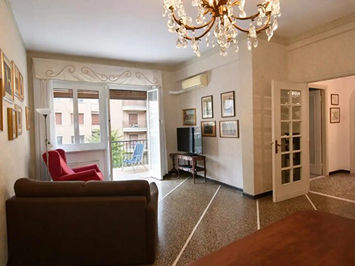 Appartamento con 6 locali in vendita in Via Emanuele Strasserra, Genova