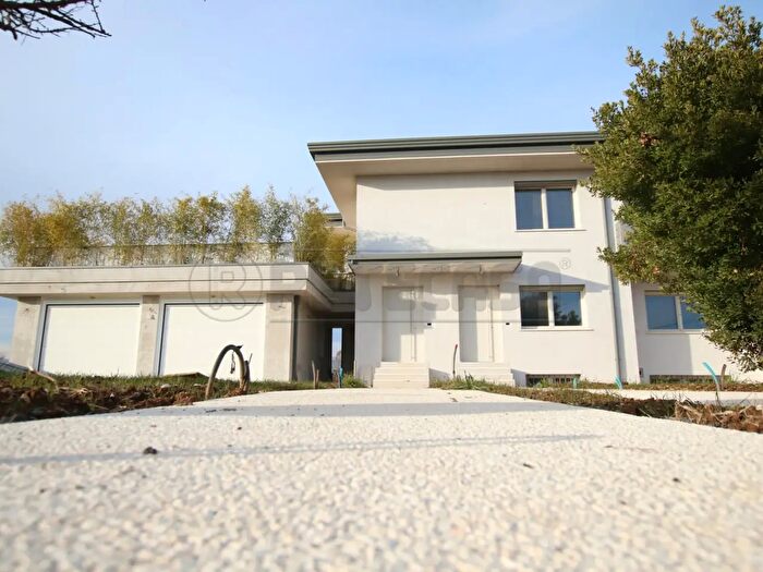 Casa con 5 locali in vendita in Caldogno