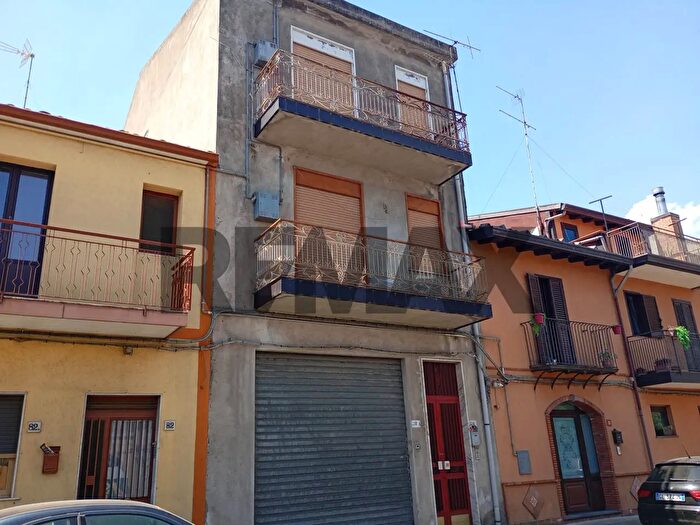 Casa con 9 locali in vendita in Via Giuseppe Bonaventura, Randazzo