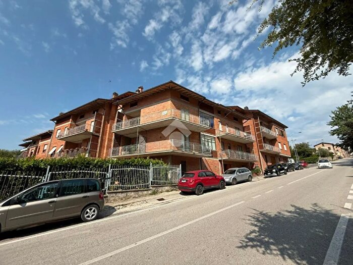 Appartamento con 9 locali in vendita in Via Mameli, Gubbio
