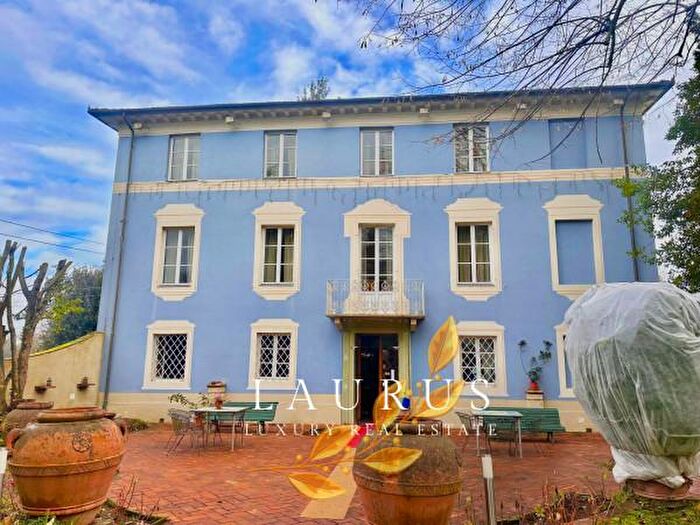 Casa con 6 locali in vendita in Via Nuova per Pisa, Lucca