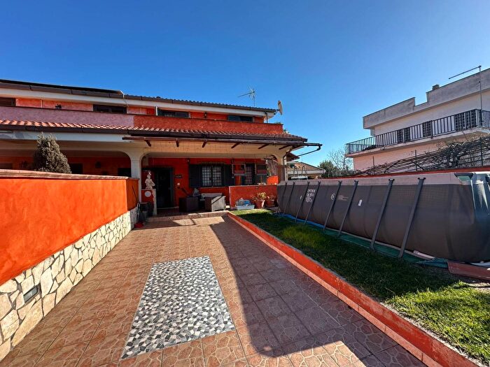Casa quadrilocale in vendita in Via Foglia, Ardea