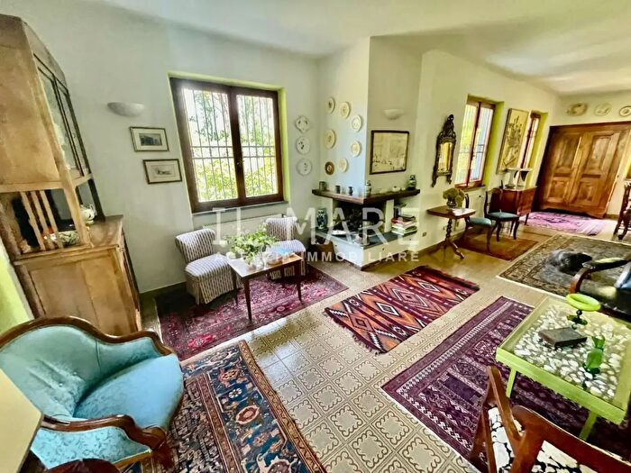 Casa con 8 locali in vendita in Massa