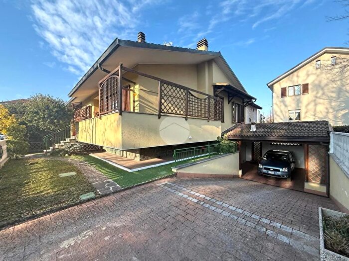 Casa quadrilocale in vendita in Via Aurelio Saffi, Paderno Dugnano