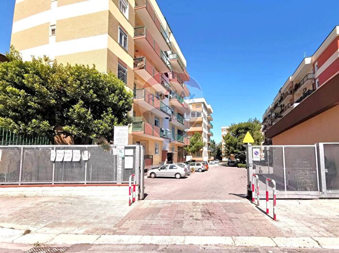 Appartamento quadrilocale in vendita in Via Caldarola, Bari