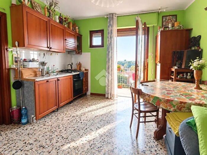 Appartamento con 6 locali in vendita in Via Cava, Prato