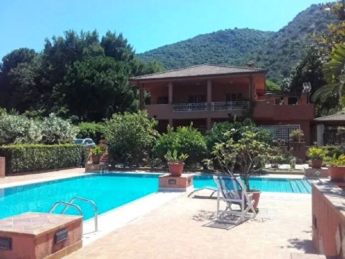 Casa con 15 locali in vendita in Via Arno Palermo, Palermo