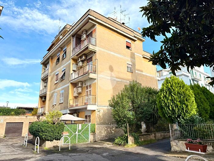 Appartamento trilocale in vendita in Via degli Armenti, Roma