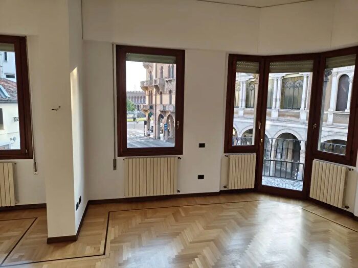 Appartamento quadrilocale in affitto in Via Beato Luca Belludi, Padova