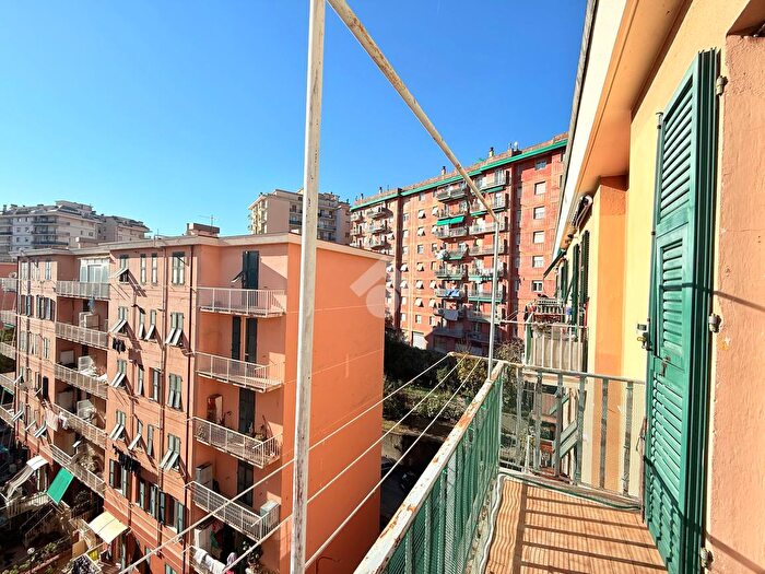 Appartamento trilocale in vendita in Via Piero Maroncelli, Genova