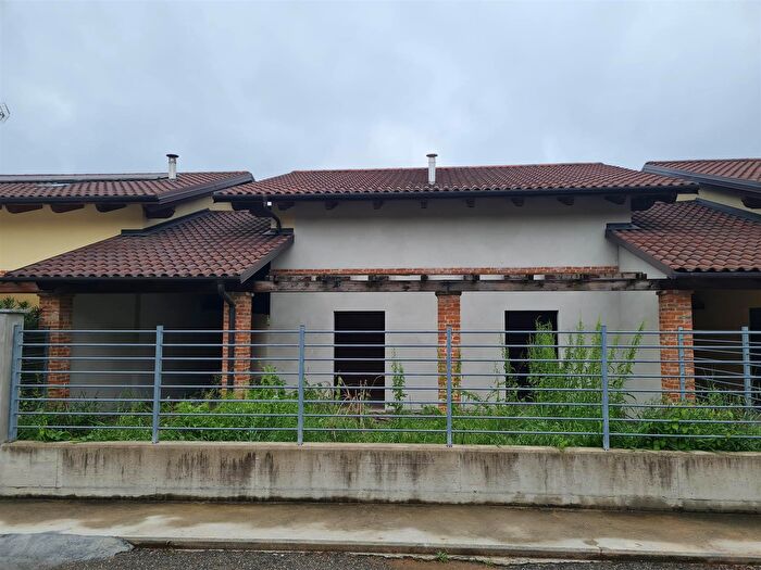 Casa quadrilocale in vendita in Via Giuseppe Rapelli Castelnuovo Don Bosco At Italy, Castelnuovo Don Bosco