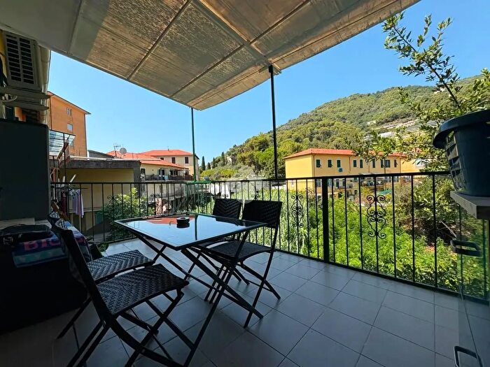 Appartamento trilocale in vendita in Via Anacleto Hughes, Ventimiglia