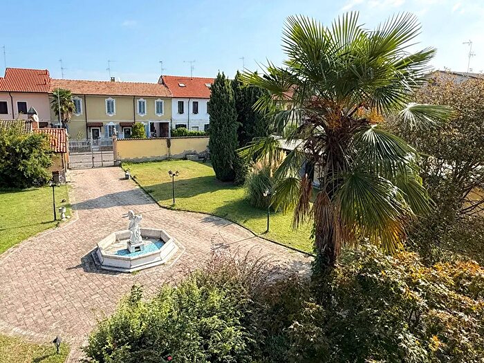 Casa con 5 locali in vendita in Casorate Primo