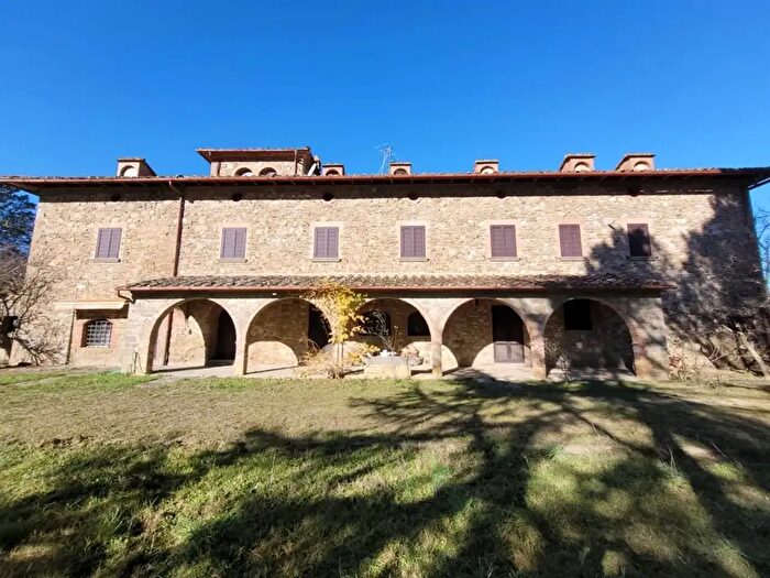 Casa con 18 locali in vendita in Bucine