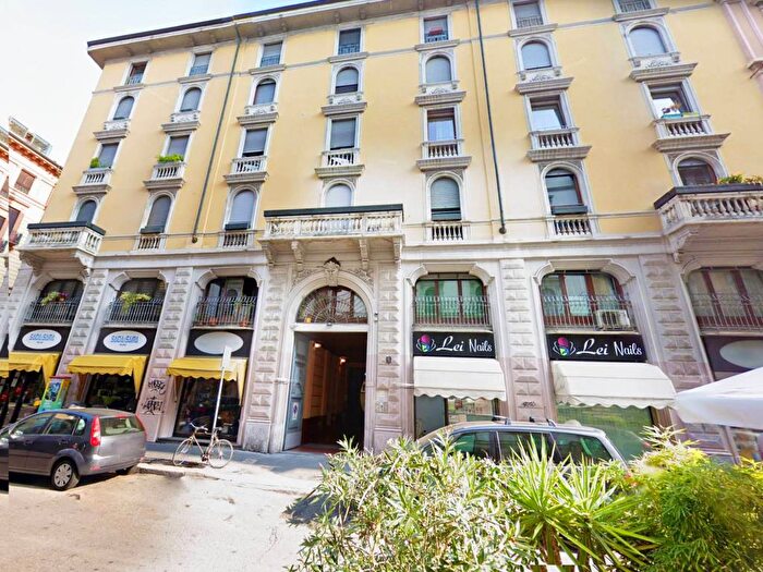 Appartamento quadrilocale in affitto in Via Lazzaro Palazzi, Porta Venezia, Milano