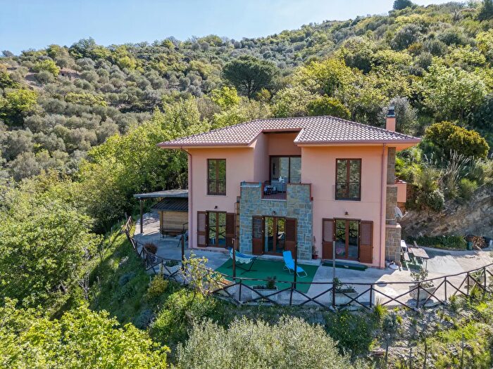 Casa con 7 locali in vendita in Serramezzana