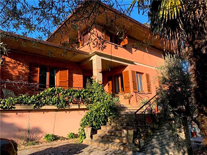 Casa con 10 locali in vendita in Via Roma, Collazzone