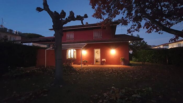 Casa quadrilocale in vendita in Forte Dei Marmi