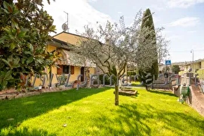 Casa con 6 locali in vendita in Via Roma, Lavagno