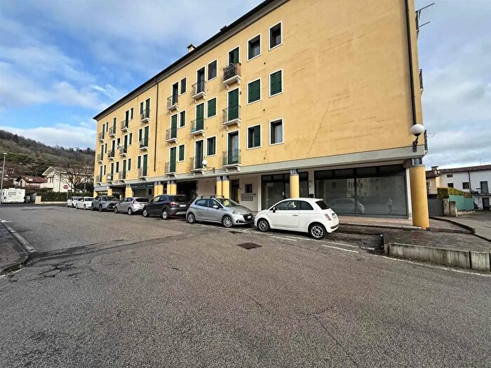 Appartamento trilocale in vendita in Via De Gasperi, Montecchio Maggiore