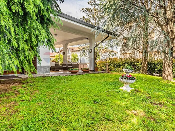 Casa con 5 locali in vendita in Busto Garolfo