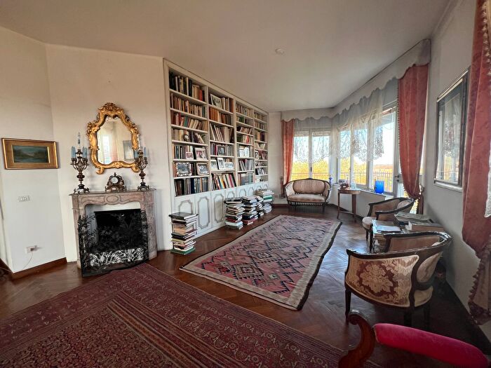 Appartamento con 5 locali in vendita in Reggio Emilia