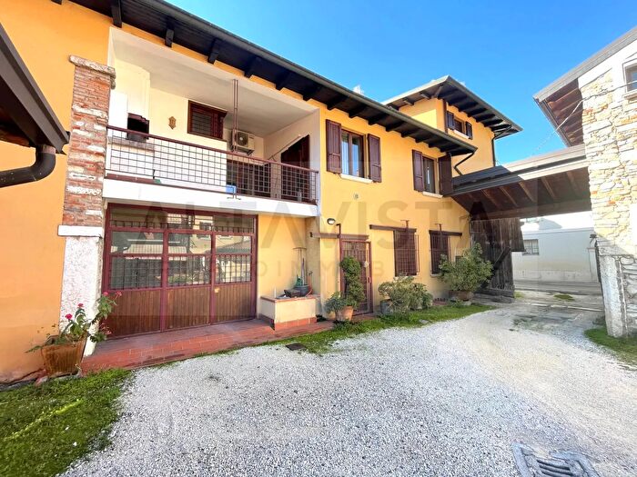 Appartamento trilocale in vendita in Via Santuario, Rezzato