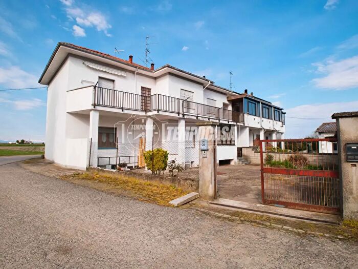 Casa con 6 locali in vendita in Novara