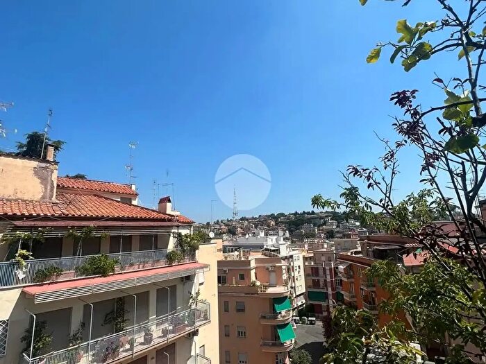 Appartamento quadrilocale in vendita in Via Vegezio, Roma